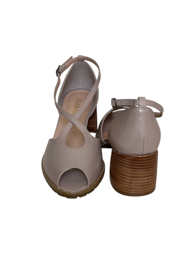 Peep toe couro nude